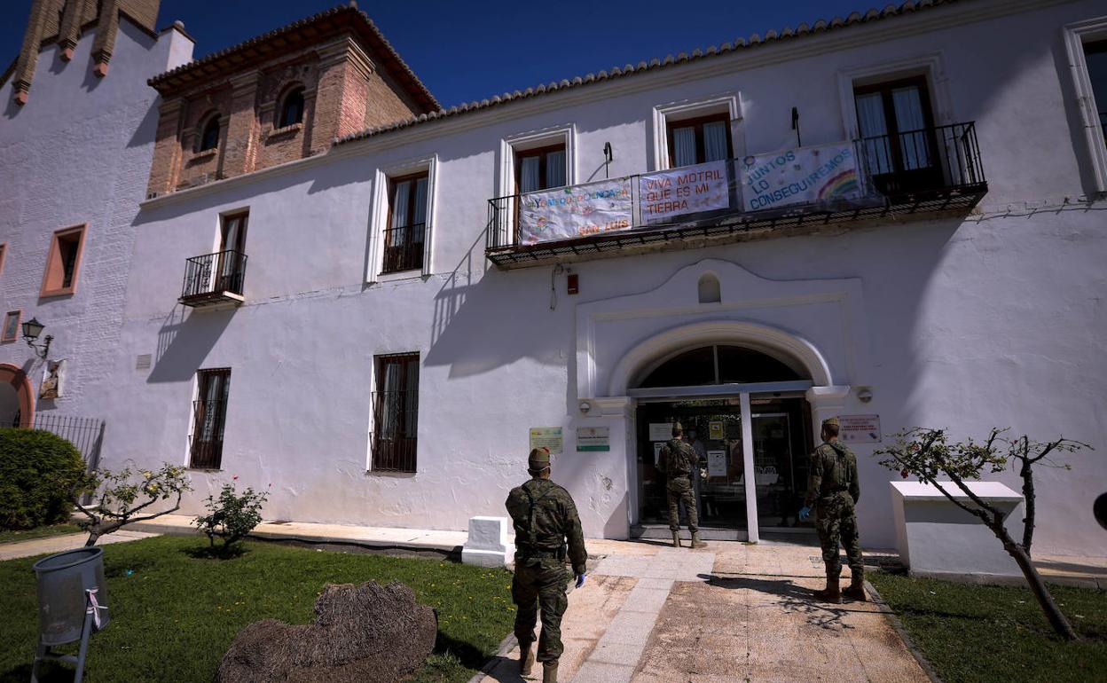 La Legión visitó en marzo la residencia San Luis de Motril.