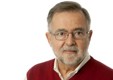 Imagen secundaria 1 - Arriba, una imagen propagandística del régimen franquista, con un sacerdote inaugurando las vespas de la Policía. Abajo, José Calvo Poyato y la portada de su último libro.