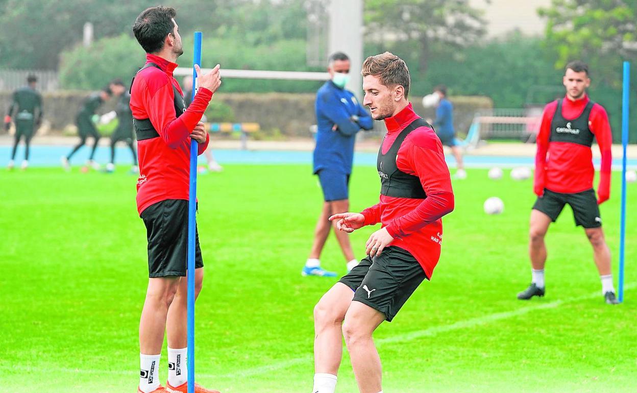 Iván Balliu golpea el balón en el primer entrenamiento de la semana