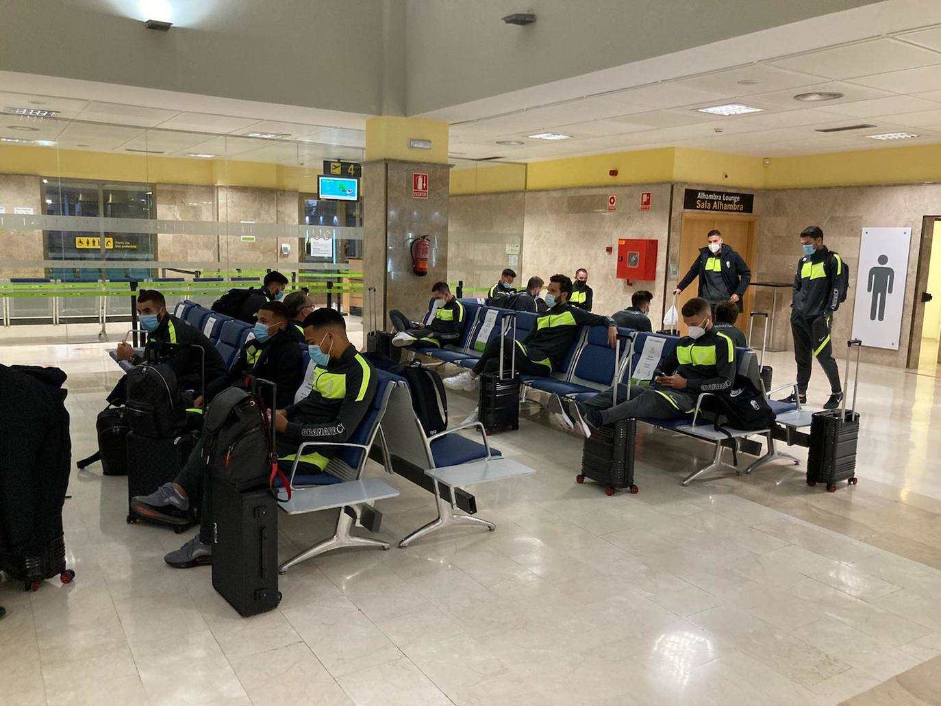 La expedición del Granada, preparada para volar hacia Chipre en el aeropuerto de la ciudad. 