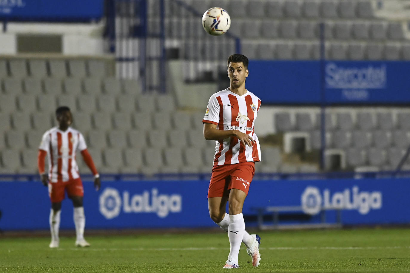 Los jugadores del Almería celebran el gol de la victoria.