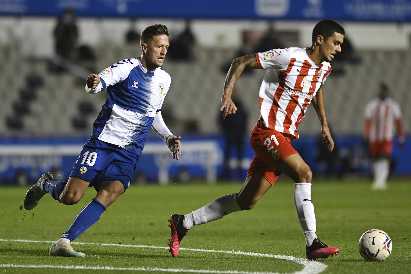 Los jugadores del Almería celebran el gol de la victoria.