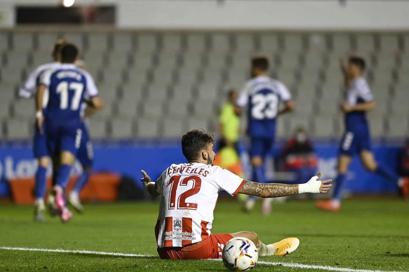 Los jugadores del Almería celebran el gol de la victoria.