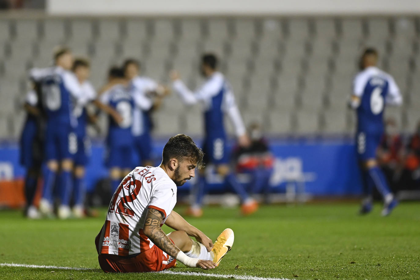 Los jugadores del Almería celebran el gol de la victoria.