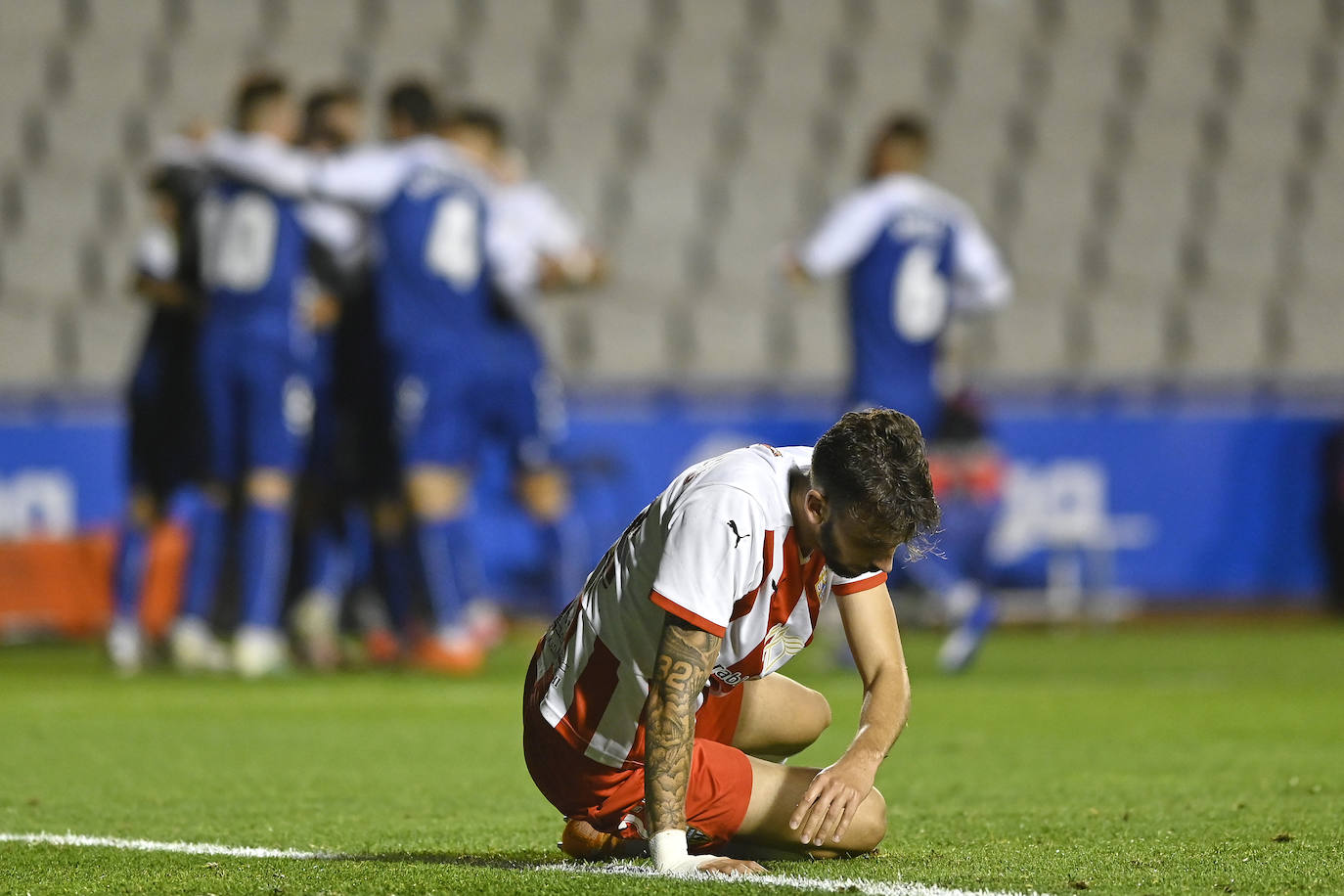 Los jugadores del Almería celebran el gol de la victoria.