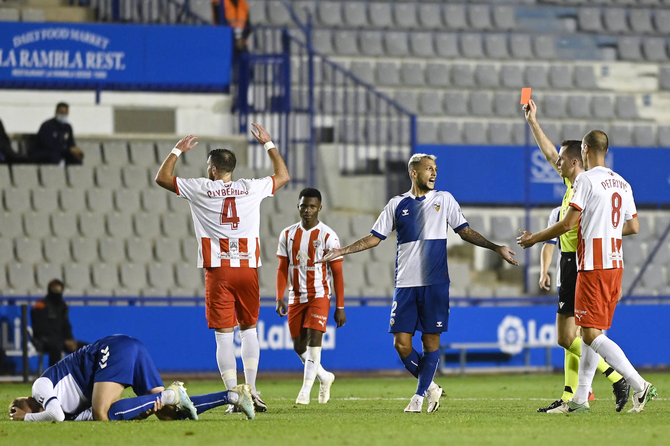 Los jugadores del Almería celebran el gol de la victoria.
