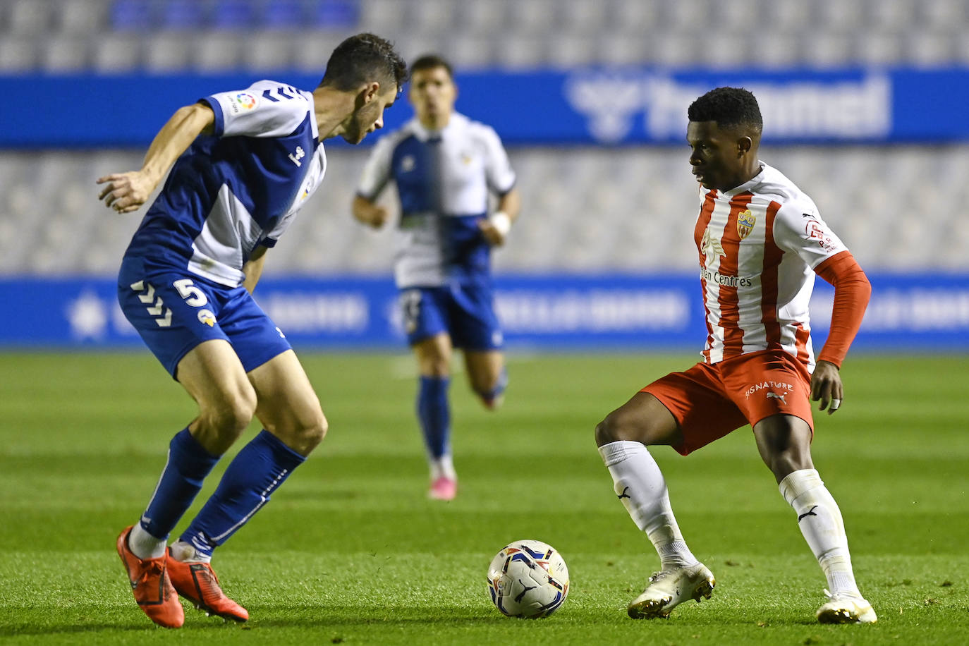 Los jugadores del Almería celebran el gol de la victoria.