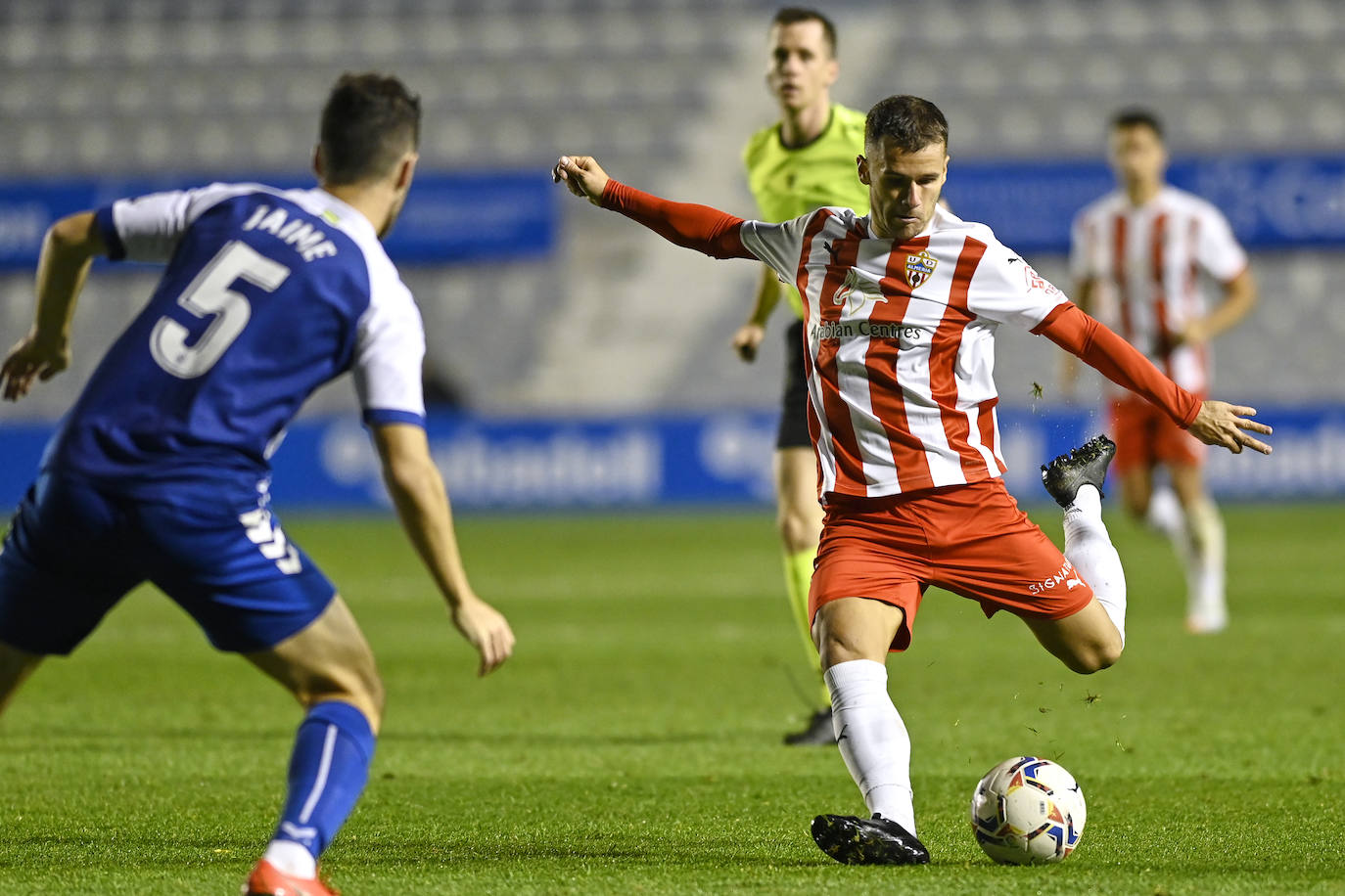 Los jugadores del Almería celebran el gol de la victoria.