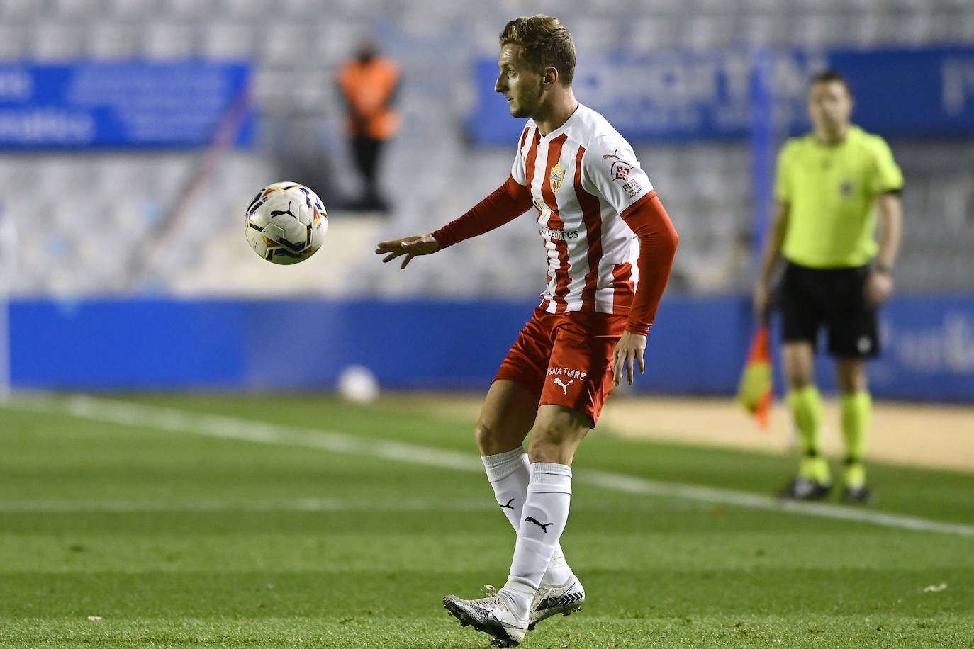 Los jugadores del Almería celebran el gol de la victoria.
