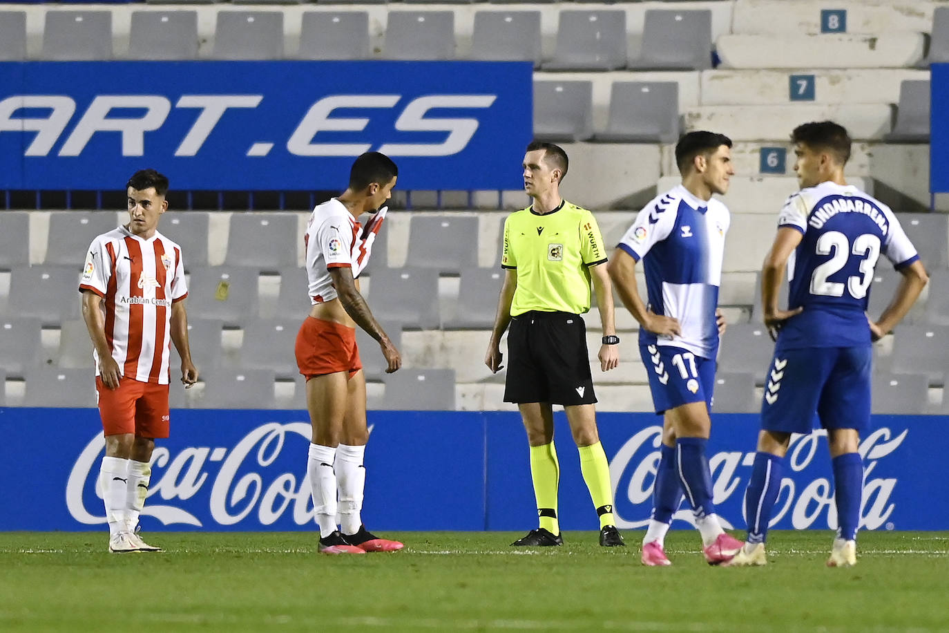 Los jugadores del Almería celebran el gol de la victoria.