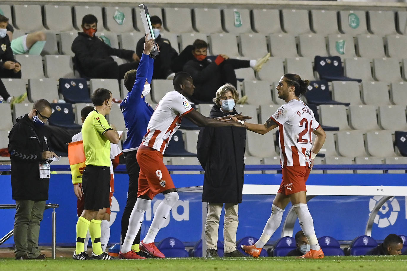 Los jugadores del Almería celebran el gol de la victoria.