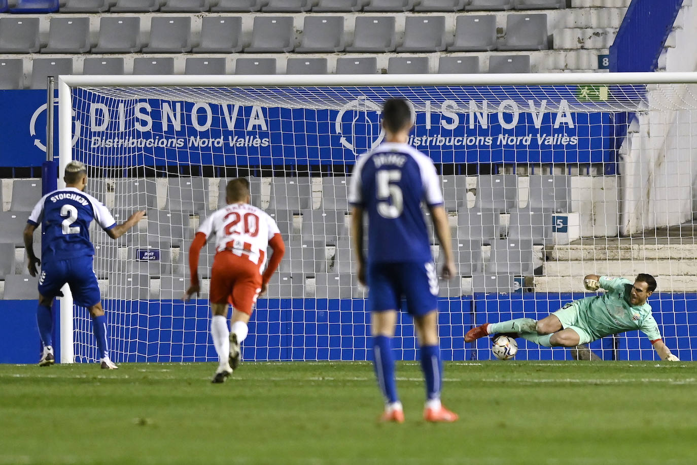 Los jugadores del Almería celebran el gol de la victoria.