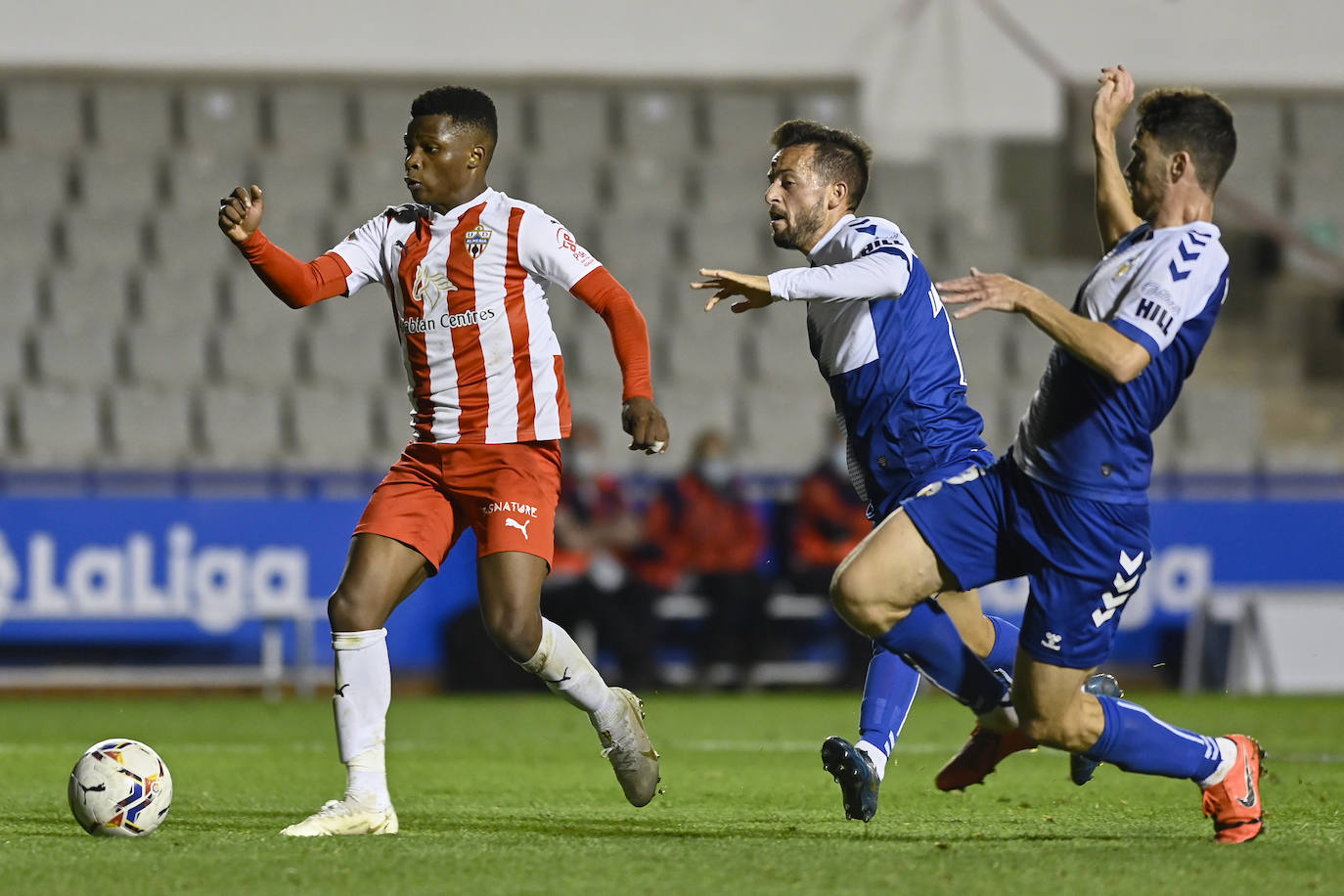 Los jugadores del Almería celebran el gol de la victoria.