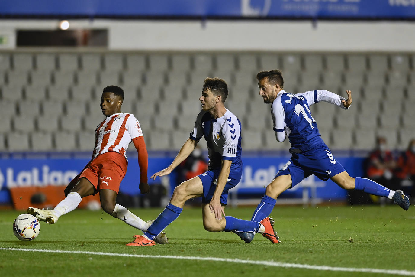 Los jugadores del Almería celebran el gol de la victoria.