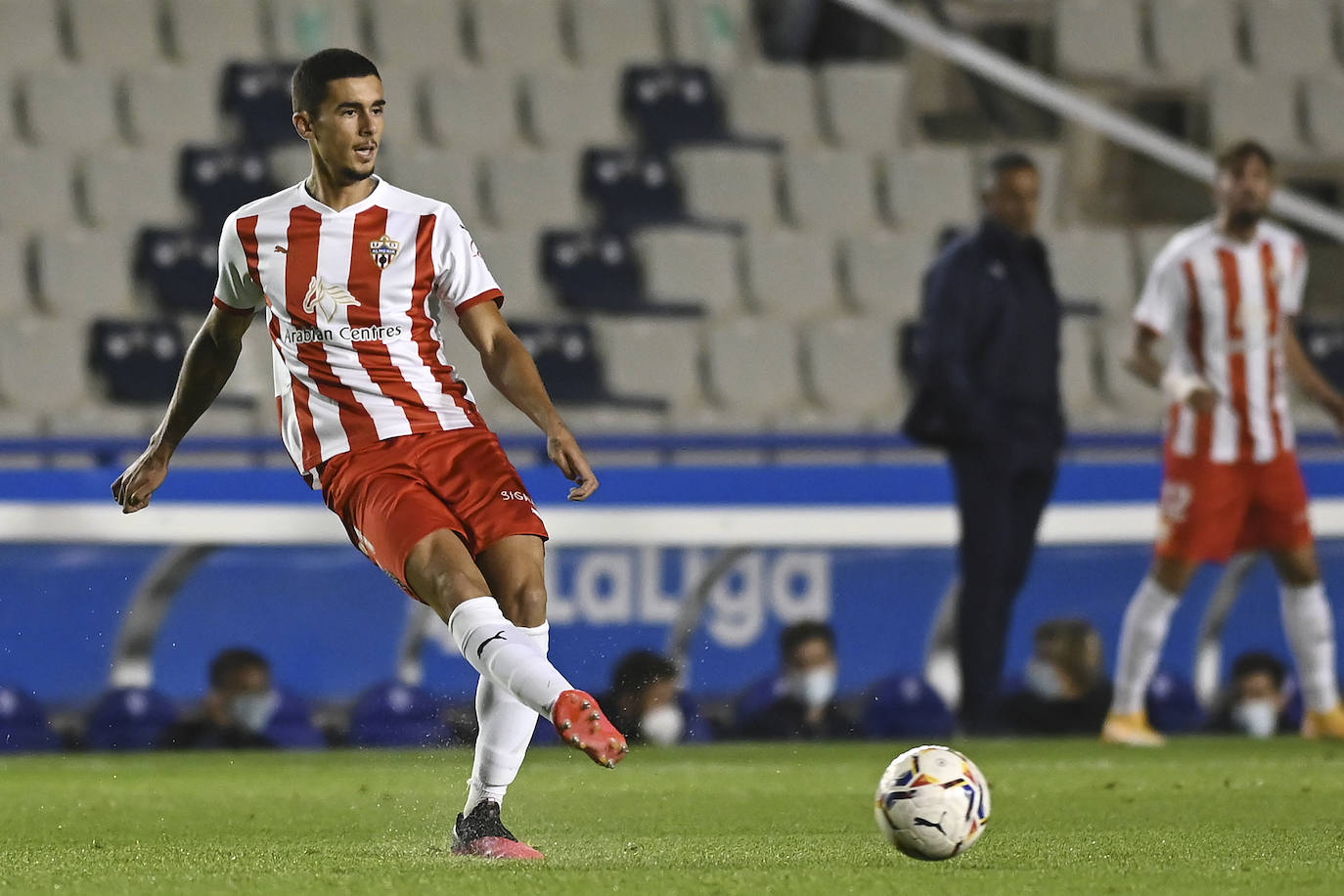 Los jugadores del Almería celebran el gol de la victoria.