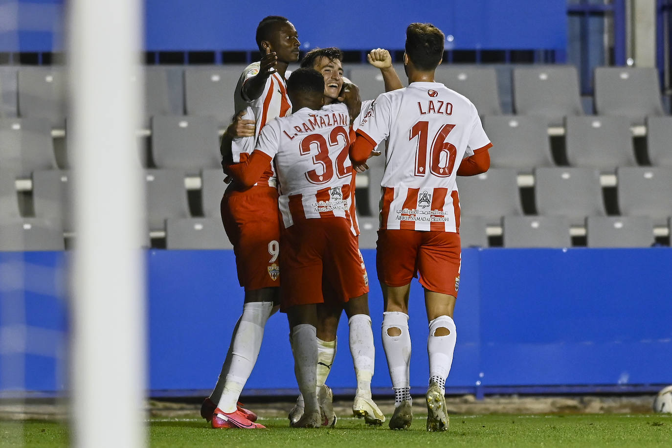 Los jugadores del Almería celebran el gol de la victoria.