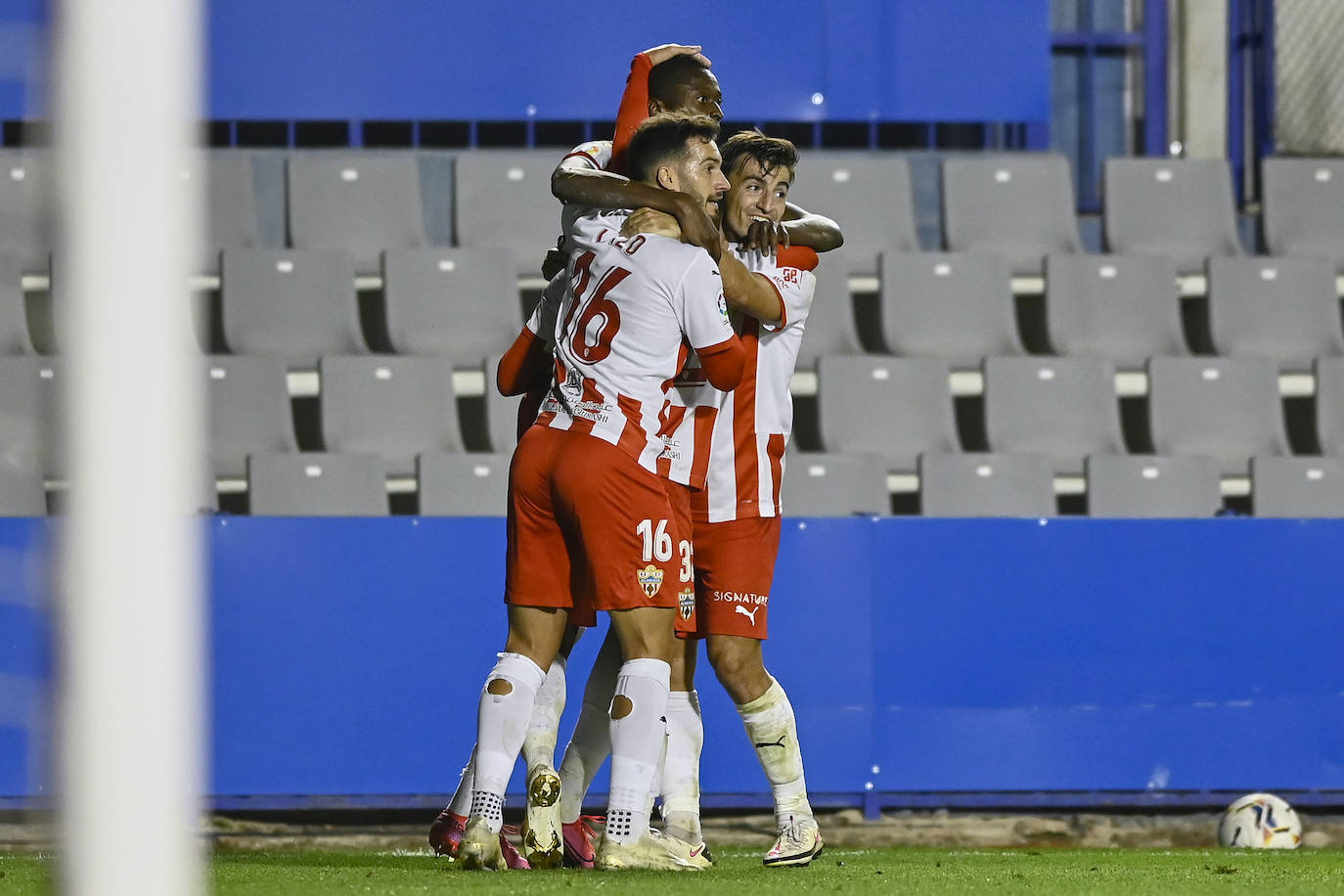 Los jugadores del Almería celebran el gol de la victoria.