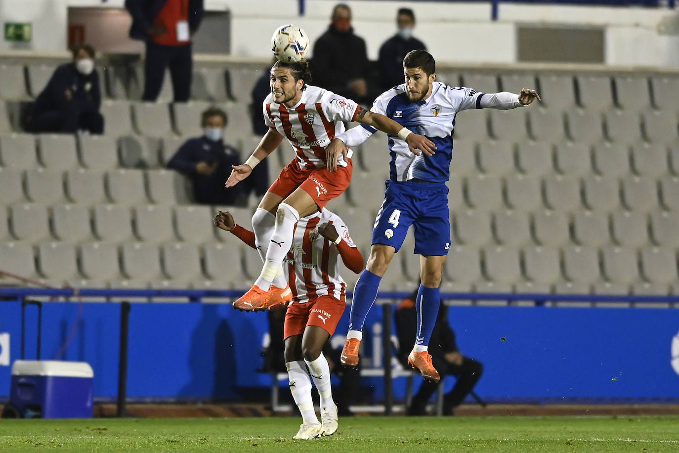 Los jugadores del Almería celebran el gol de la victoria.