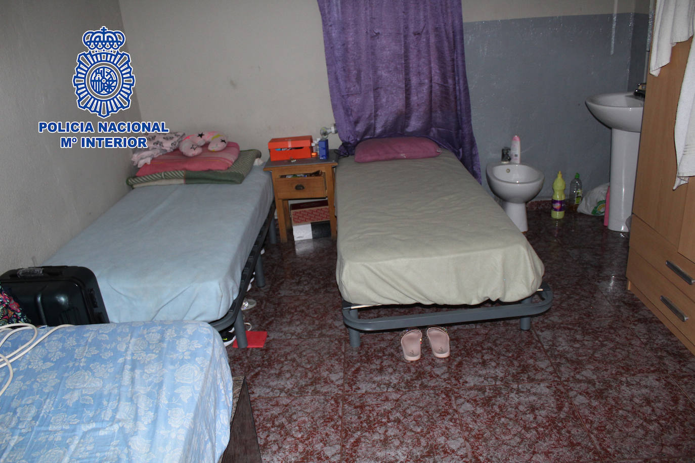 Imagen secundaria 1 - Registro de la Policía y una de las habitaciones. 