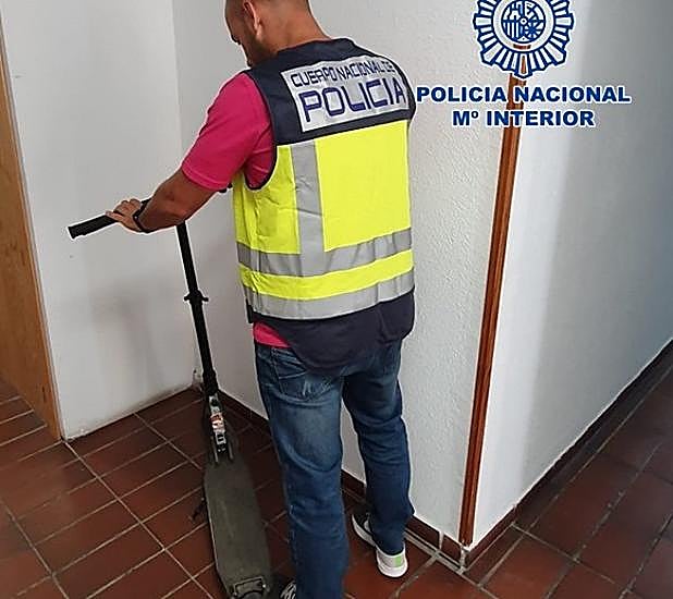 Queda por Internet para comprar un patinete eléctrico en Granada y se lo roba al dueño a punta de navaja