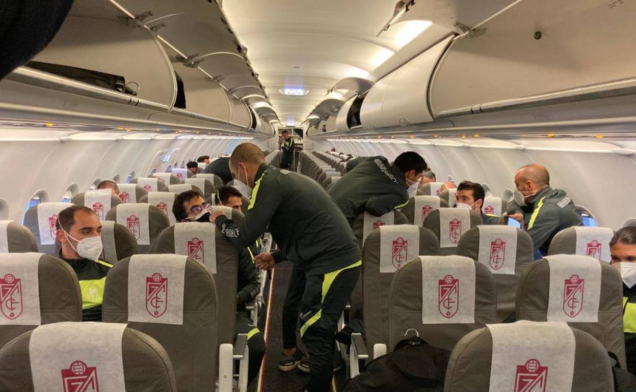 Cuerpo técnico, jugadores y resto de empleados del Granada, en el avión. 