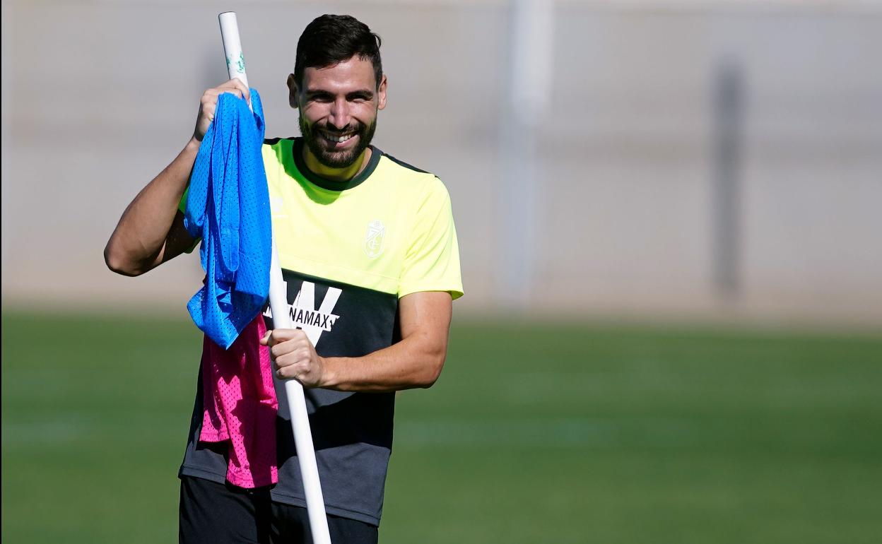 Antonio Puertas durante un entrenamiento anterior del Granada. 