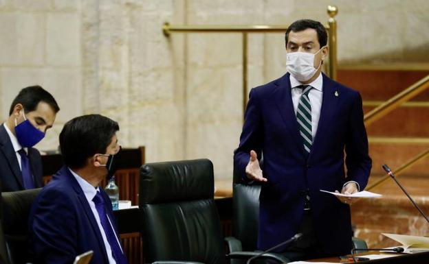 Juanma Moreno este jueves en el Parlamento, anunciando más restricciones. 