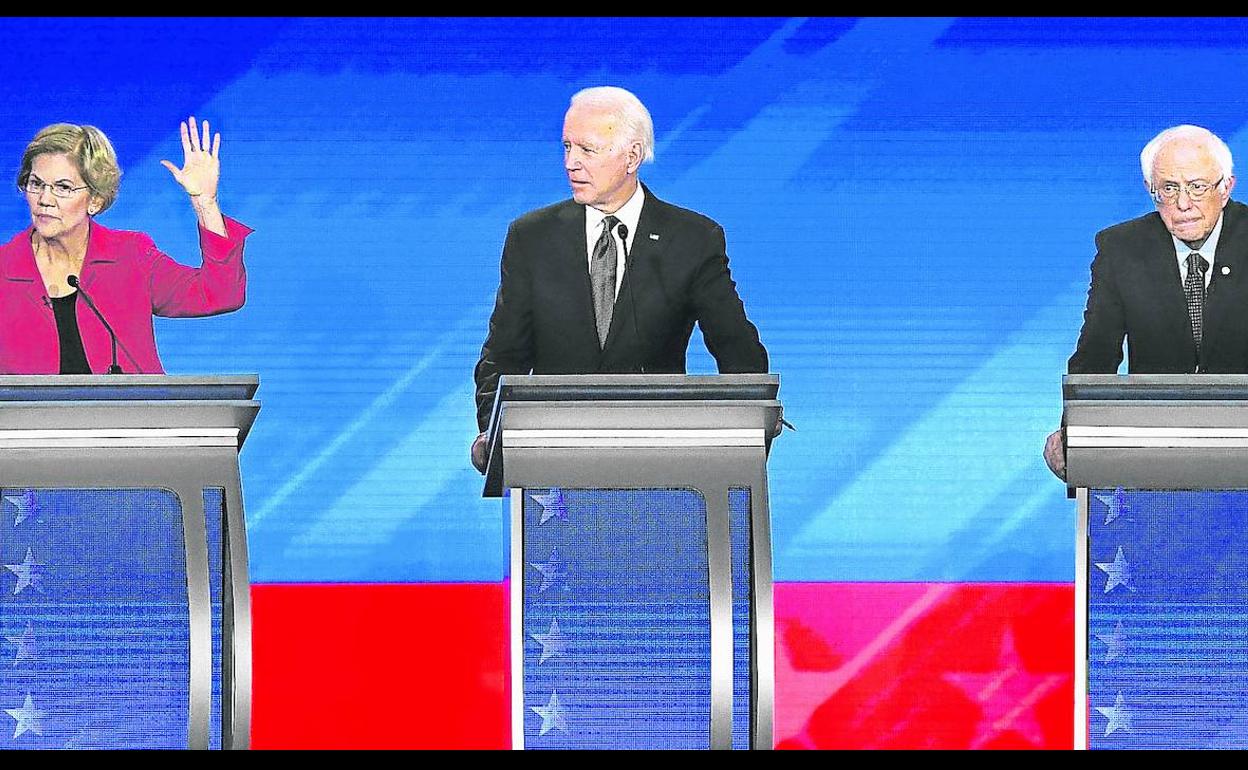 La senadora Elizabeth Warren, el exvicepresidente Joe Biden y el senador Bernie Sanders durante la última convención demócrata.