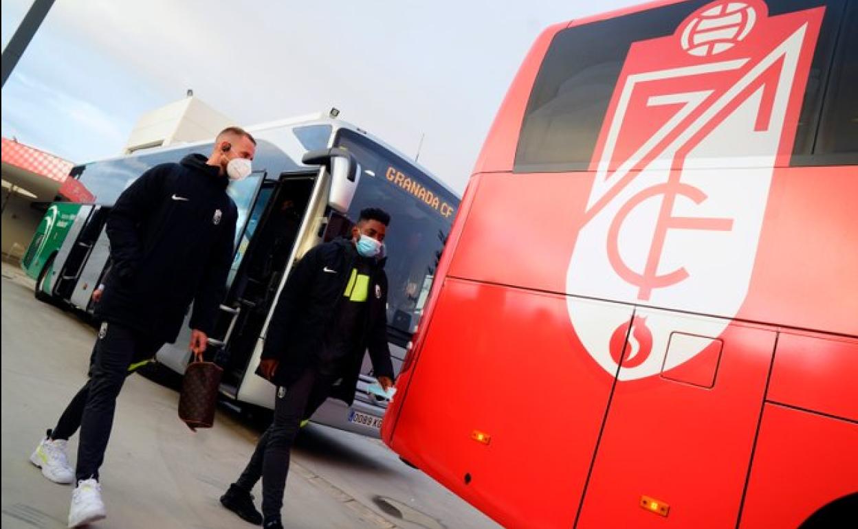 Aarón Escandell y Yan Eteki, a su vuelta a la Ciudad Deportiva del conjunto rojiblanco. 