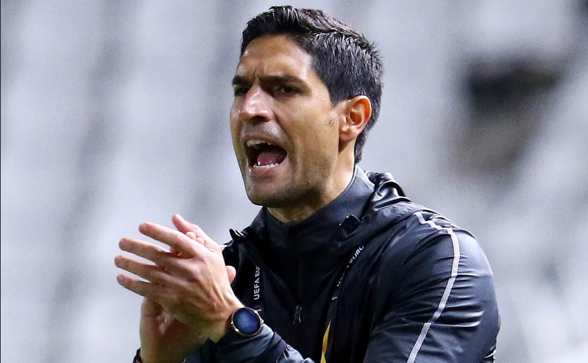 Víctor Lafuente aplaude el esfuerzo de sus jugadores durante el encuentro. 