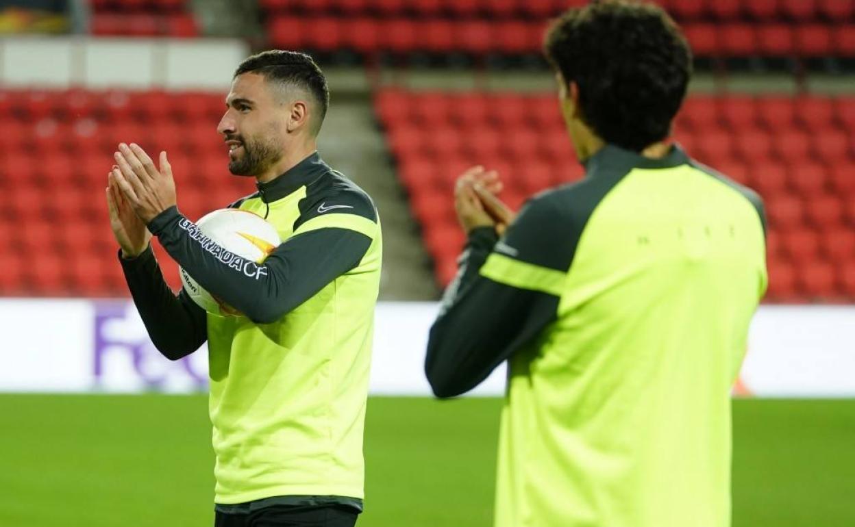 Antonio Puertas aplaude durante un entrenamiento anterior del equipo. 