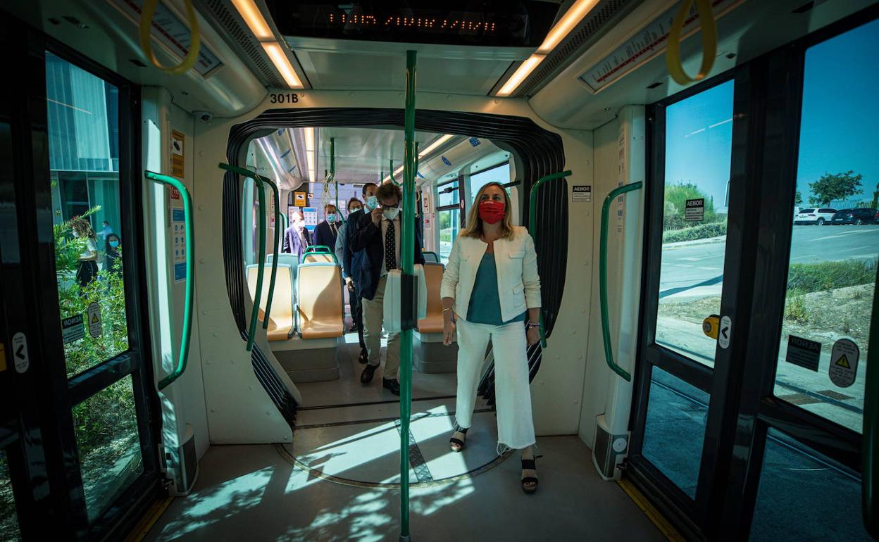 La consejera de Fomento, Marifrán Carazo, en una visita reciente a los talleres del metro. 