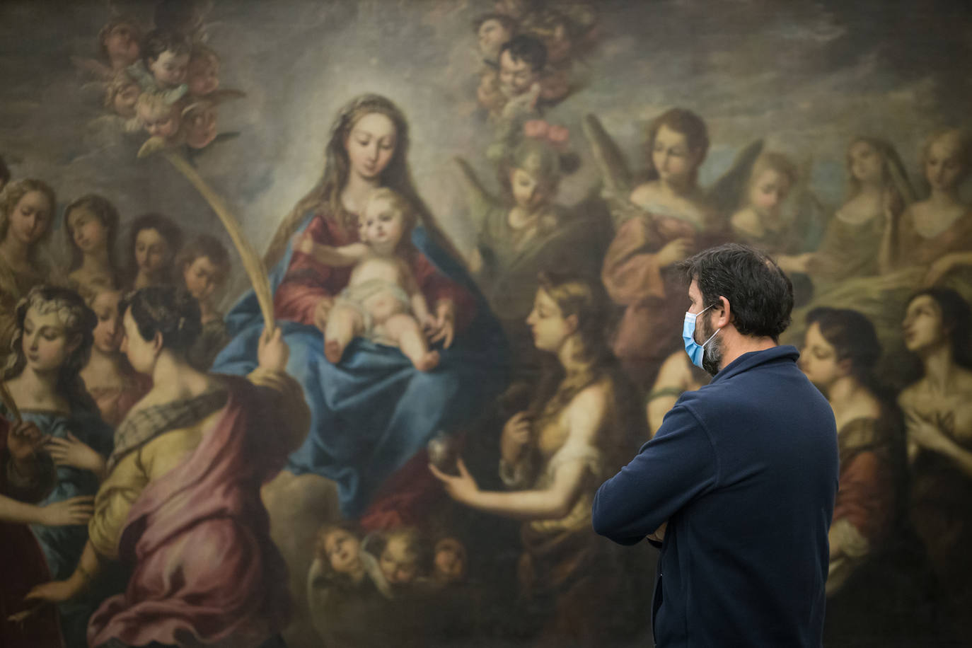 Visitante observa un cuadro en el Museo de Bellas Artes. 