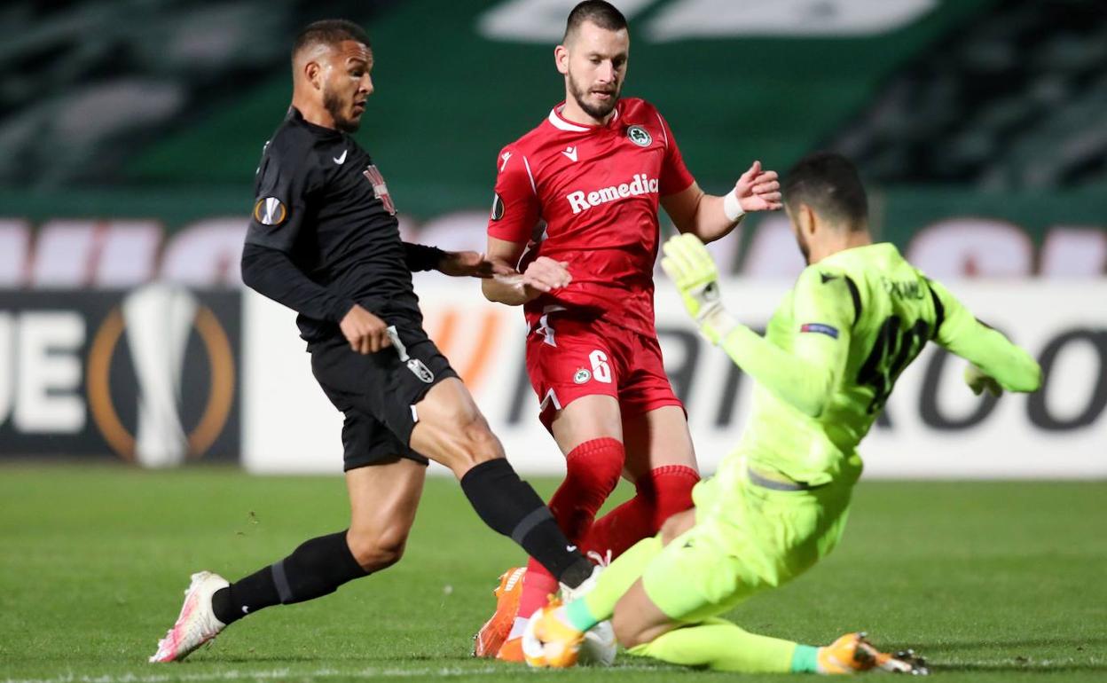 Luis Suárez supera la salida del portero Fabiano en el GSP Stadium de Nicosia. 