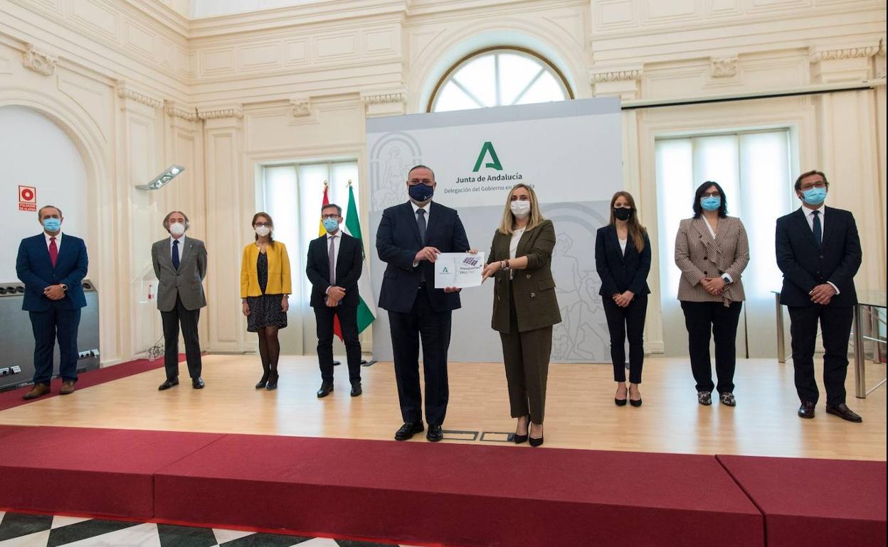 El delegado del Gobierno en Granada, Pablo García, y la consejera de Fomento, Marifrán Carazo, en la presentación de las cuentas para 2021. 