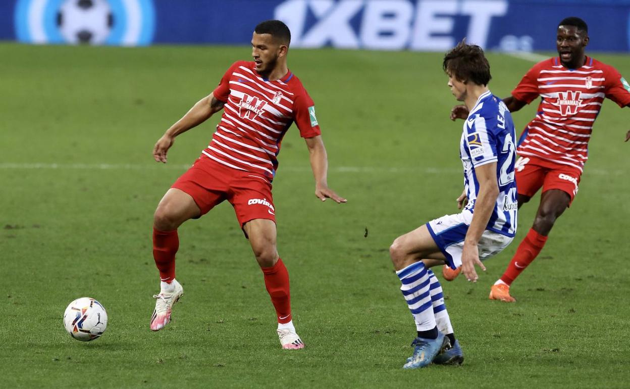 Luis Suárez recibe un balón en el duelo contra la Real Sociedad. 