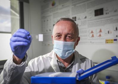 Imagen secundaria 1 - Lorente, Pío y equipo de las unidades de Genyo. Y los investigadores Juan Carlos Rodríguez y Marta Eugenia Alarcón. 