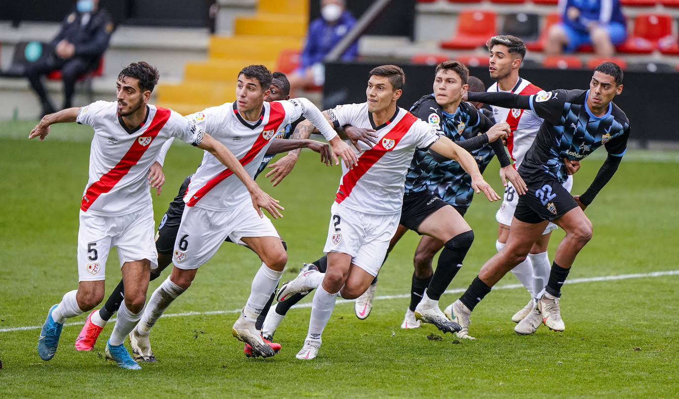 Comesaña y Velázquez intentan que el balón no llegue para el remate de Jorge Cuenca o Samú Costa.