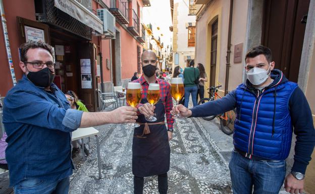 Imagen principal - Jose, de Grupo Sancho;Santi, deBraserito;y Paco, del bar FM, brindan por el futuro de la hostelería. Abajo, dos momentos de la tarde de ayer en calle Varela y en la plaza de la Mariana.