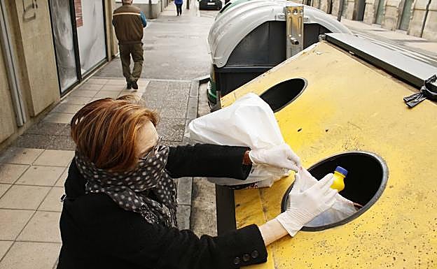 Cómo deben gestionarse los residuos y bolsas de basura en hogares con positivos de Covid