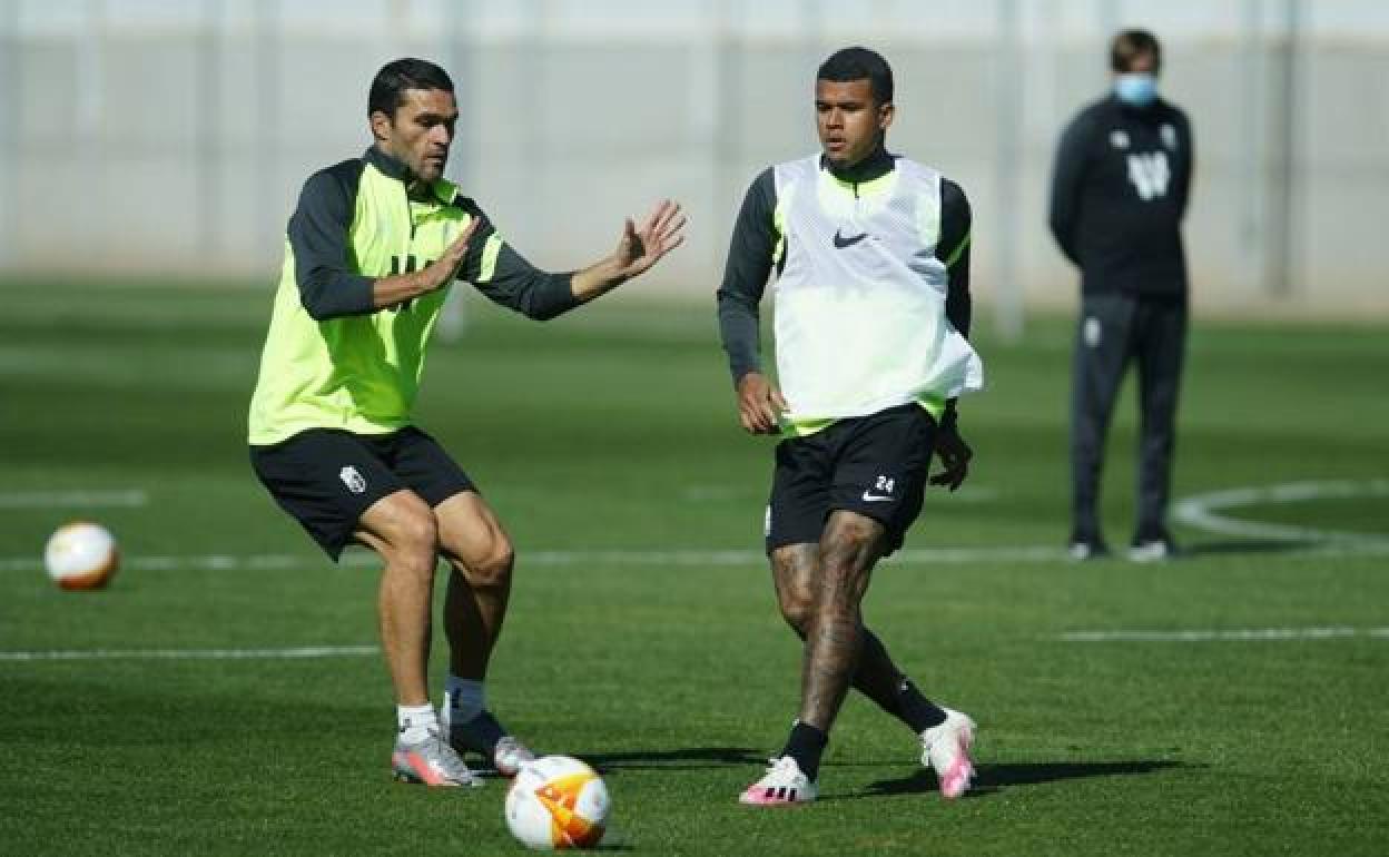 Jorge Molina y Robert Kenedy son dos de los escasos jugadores de la primera plantilla que no tendrán que confinarse. 