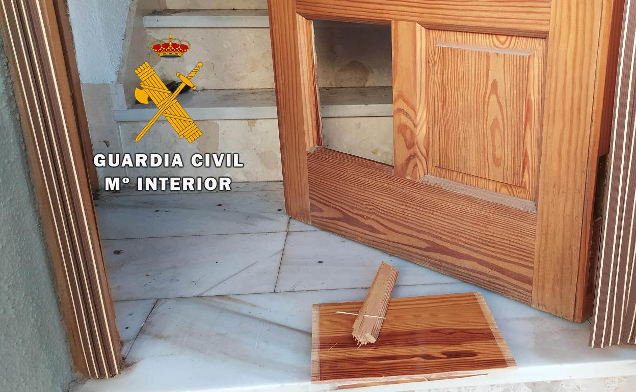 Destrozos en la puerta de la vivienda.