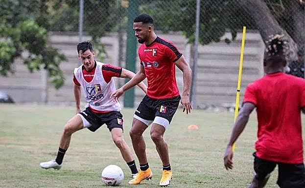 Yangel Herrera asume todos los galones que, poco a poco, va soltando Rincón. 