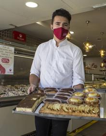 Imagen secundaria 2 - Gregorio García, en el restaurante Oleum; Ricardo, tras la barra de la taberna que regenta con Julia; y pasteles de La Cruzada, que ayer ofreció descuentos.