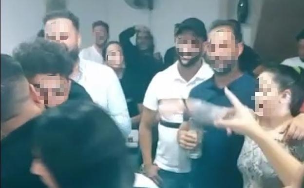 Multitudinaria pedida de mano en Granada con la pandemia disparada sin mascarillas ni respetando medidas sanitarias