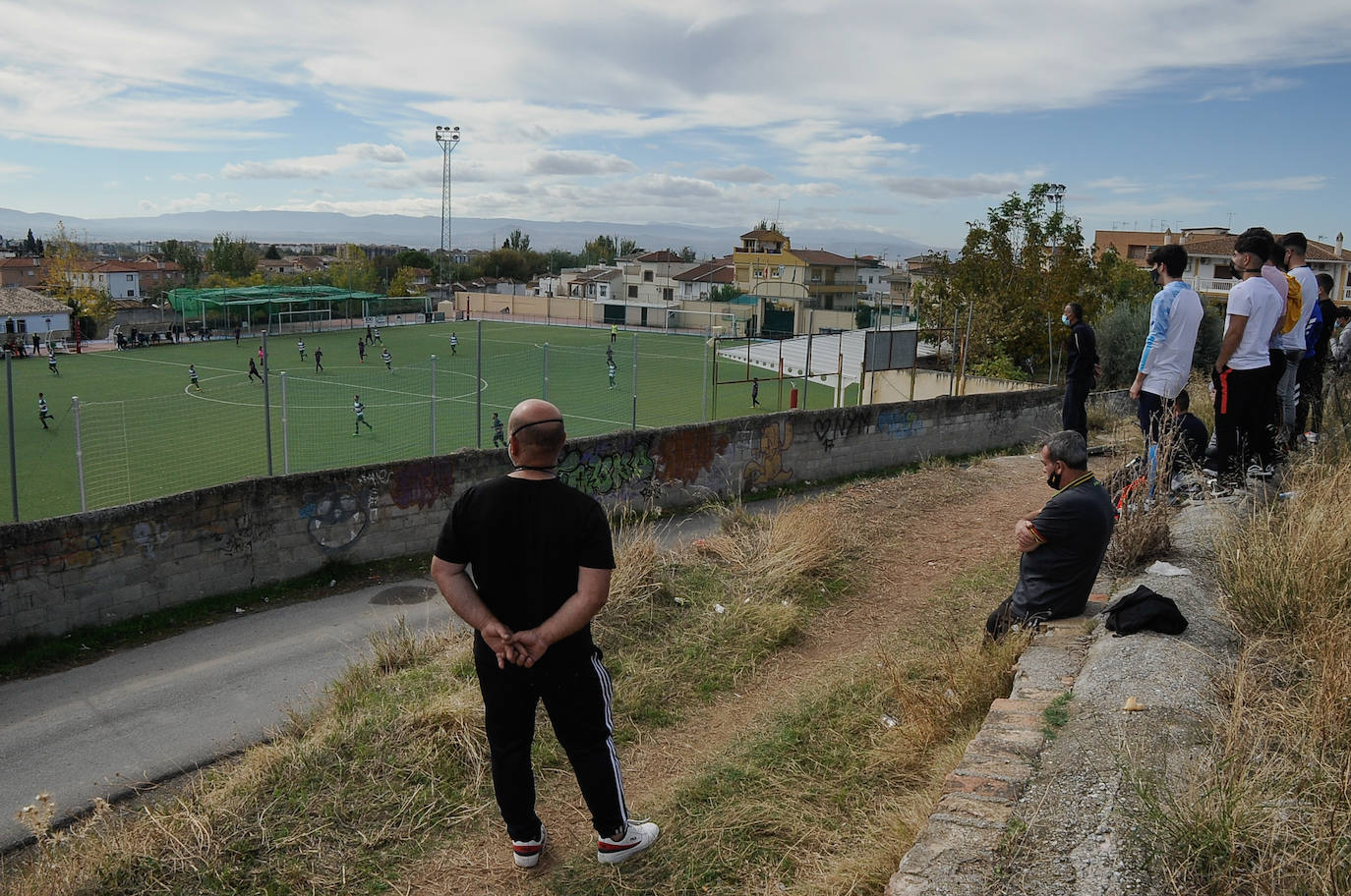 Espectadores en Pulianas, se las ingeniaron para ver jugar al Céltic la pasada jornada.