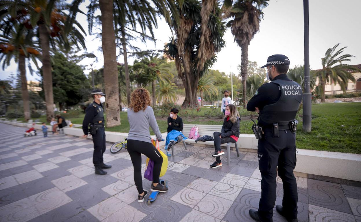 La Policía pone alrededor de una decena de multas diarias en Motril por no llevar mascarilla