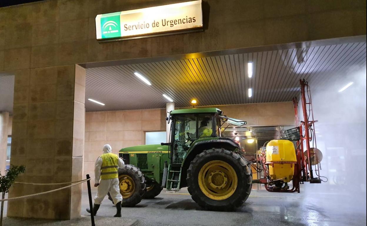 Los tractores pasaron anoche por el Hospital Comarcal de Motril.