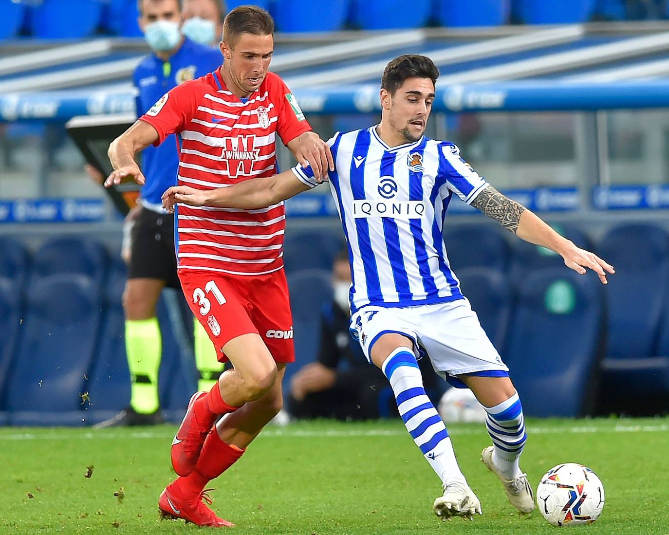 Juan Brunet se afana en robar un balón a Merquelanz. 