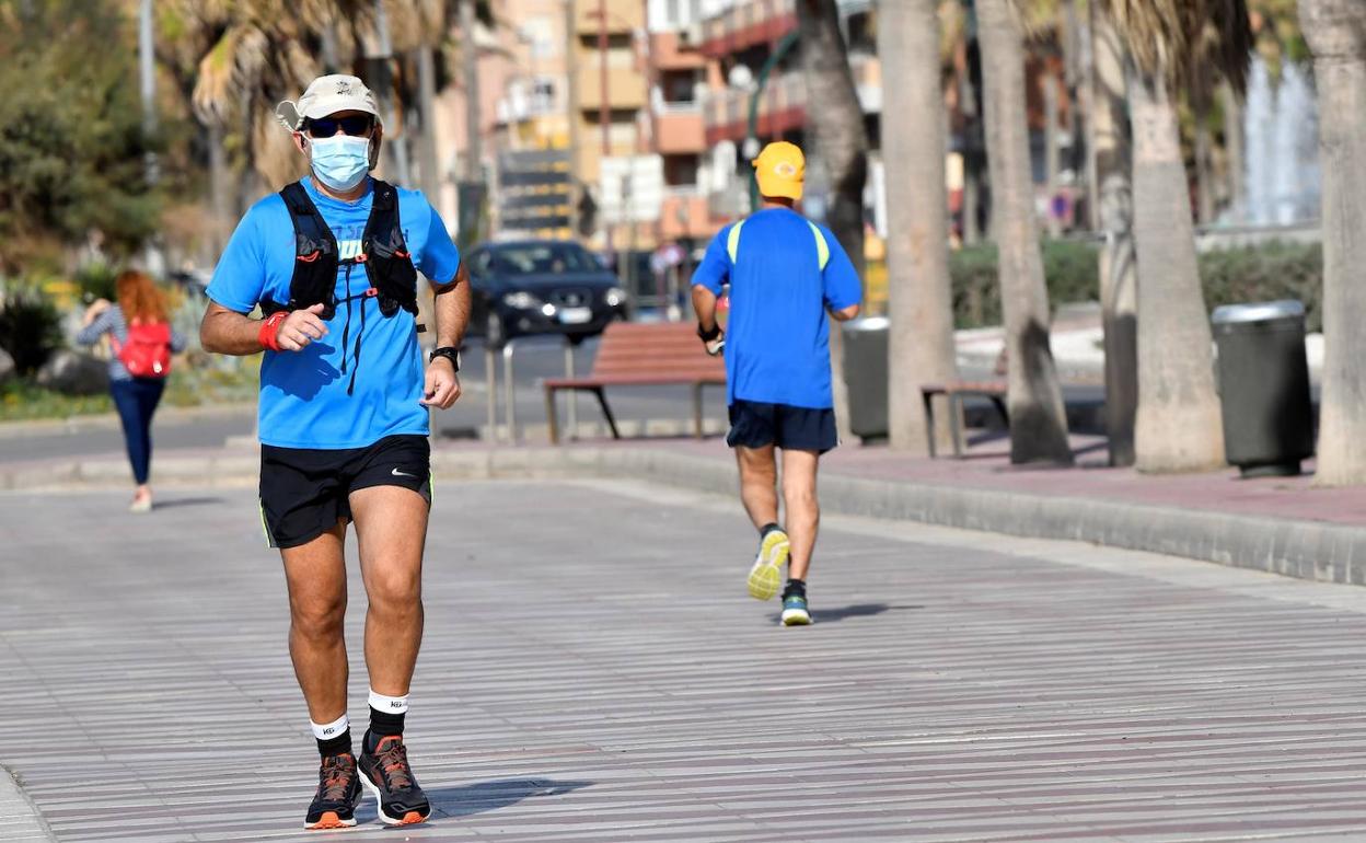 Deporte al aire libre con mascarilla.